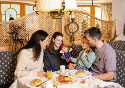 Familie beim Frühstück im Hotel Kindl