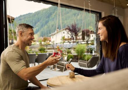 Paar trinkt Cocktails im Hotel Kindl