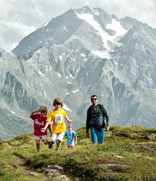 Familie wandert im Stubaital