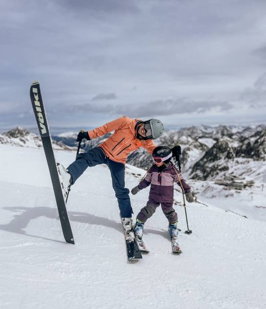 Vater und Kind fahren Ski
