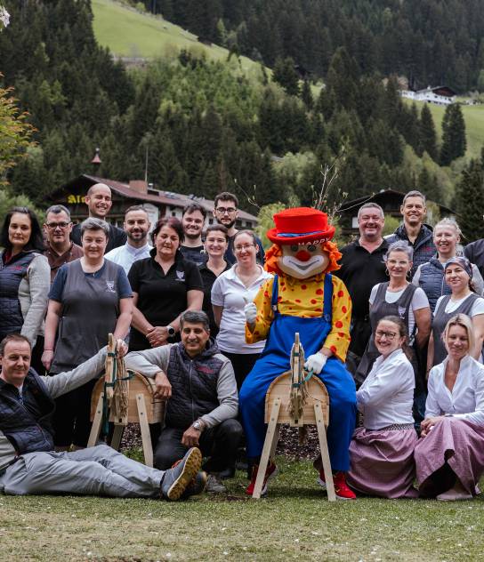 Das Team des Hotel Kindl mit Familotel Maskottchen Happy