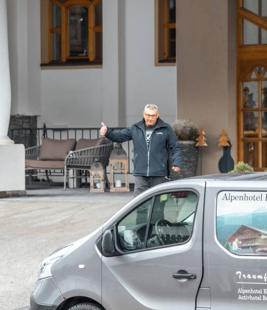 Mann auf dem Weg zum Hotelauto