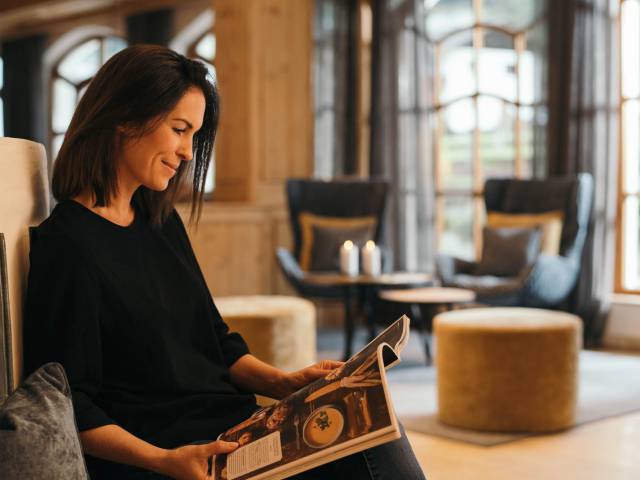 Frau liest ein Magazin