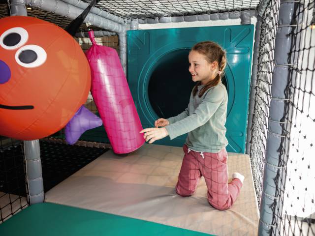 Kind spielt im Indoorspielplatz
