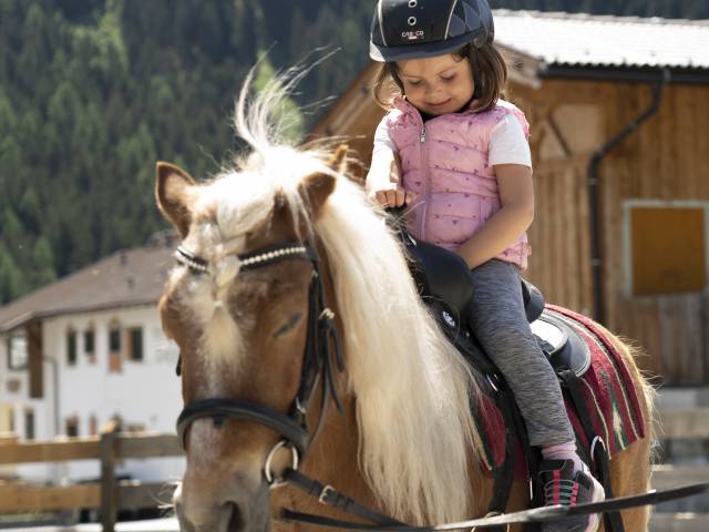 Ponyreiten im Stubaital - Kind reitet auf Pony