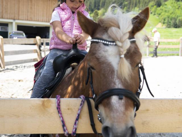 Kind beim Reiten