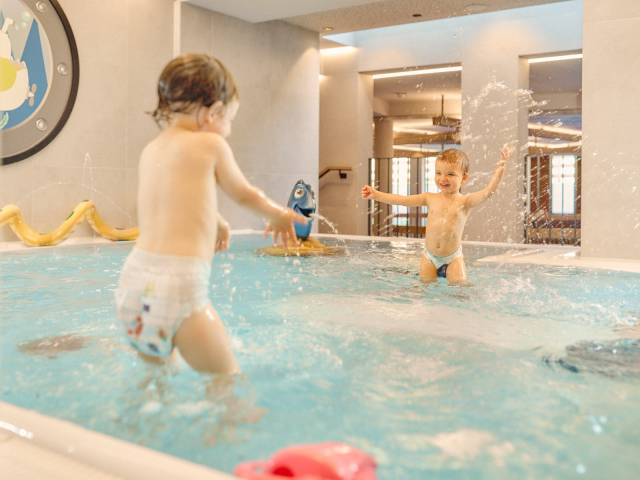 Kinder spielen im Wasser 