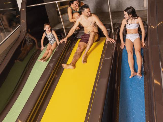 Familie beim Wasserrutschen im Familienhotel Kindl 