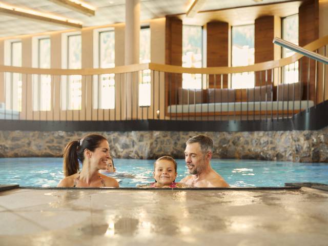 Familie schwimmt im Pool