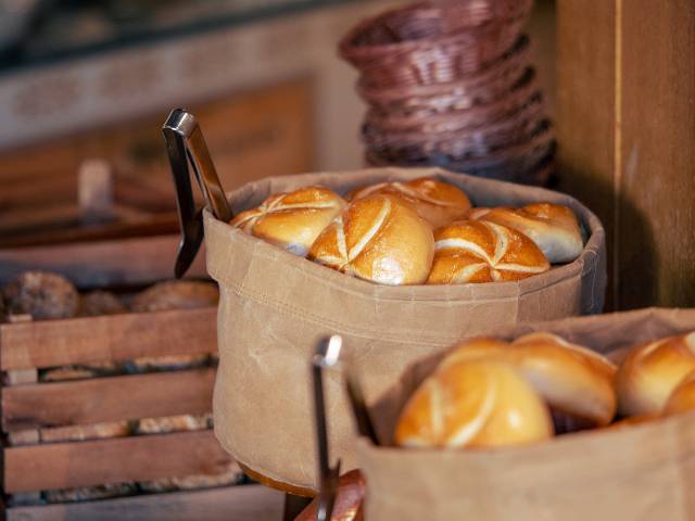 Frühstücksbrötchen im Brotkorb