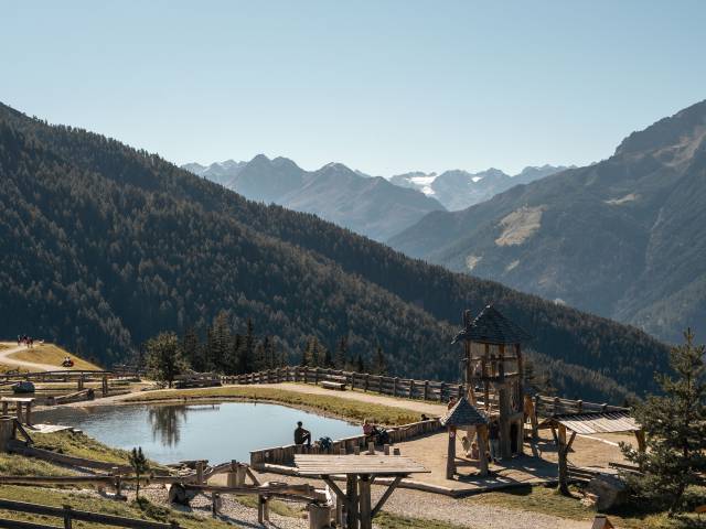 Badesee mit Spielplatz im Stubaital