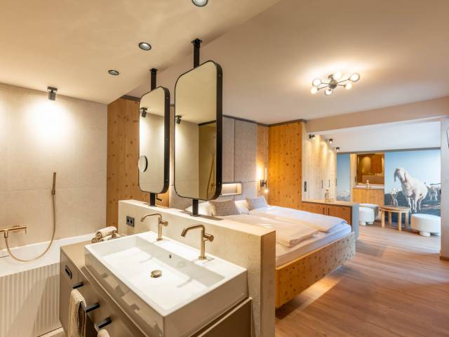 Familiensuite Premium Zirbe mit privatem Innenhof - Alpenhotel Kindl