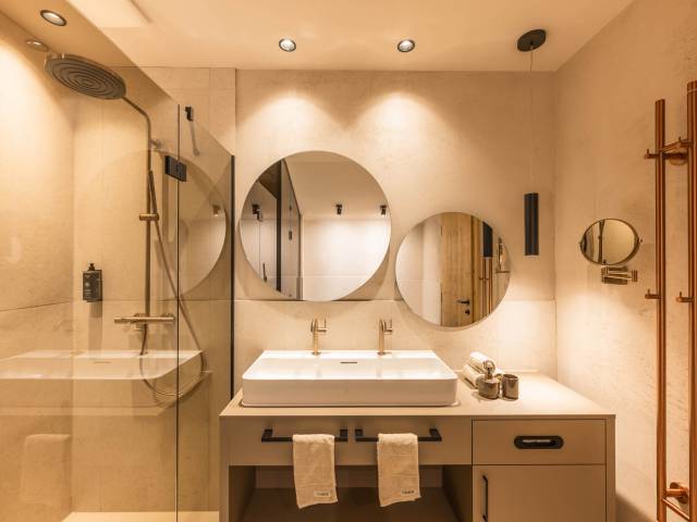 Familiensuite Superior Zirbe Kinderbad - Alpenhotel Kindl