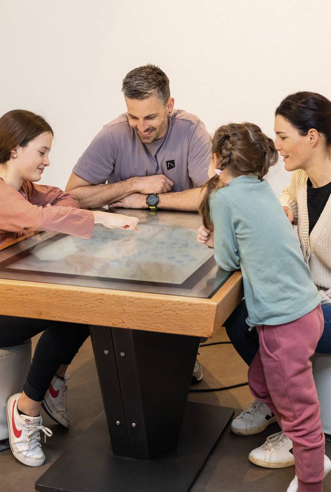 Familie spielt ein Brettspiel