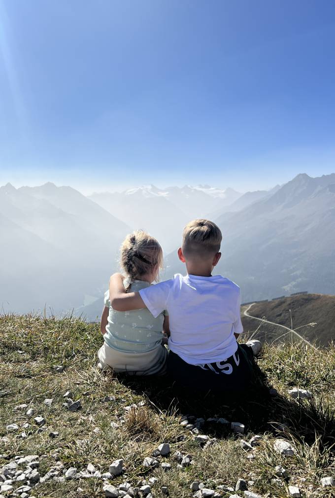 Kinder genießen Aussicht auf die Berge