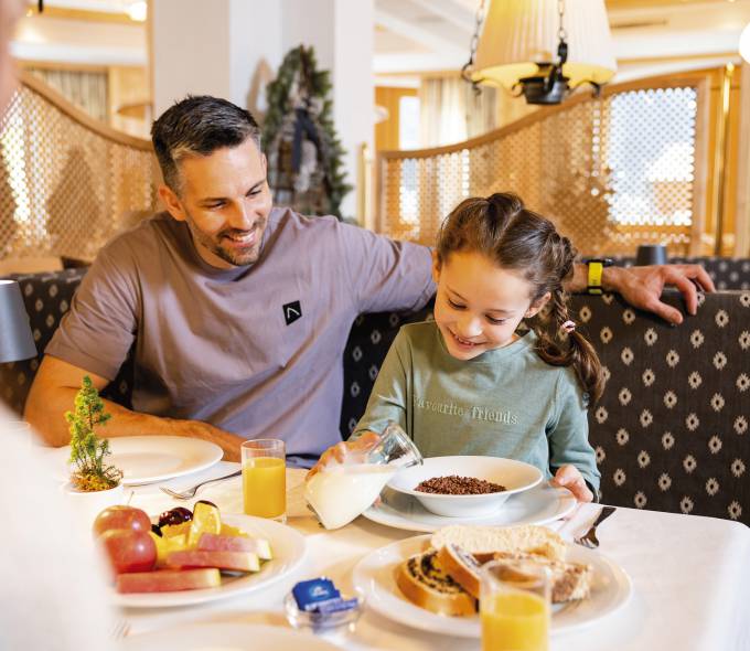 Fammilie beim Frühstück im Hotel Kindl 