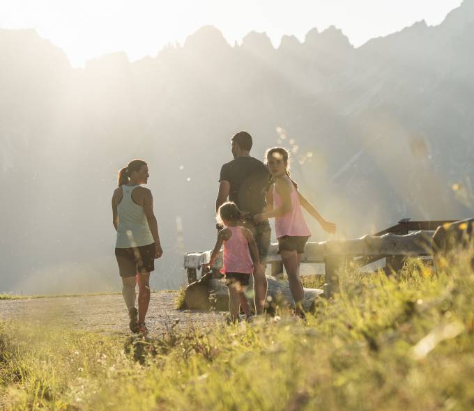 Familie beim Wandern im Stubaital