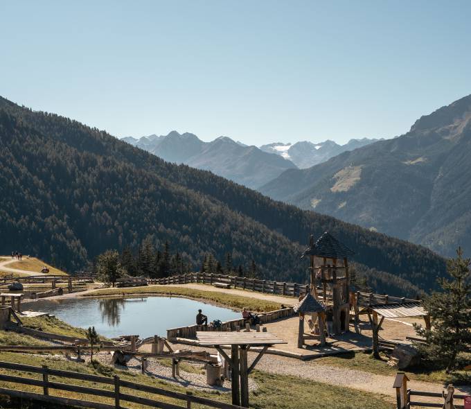 Badesee mit Spielplatz im Stubaital