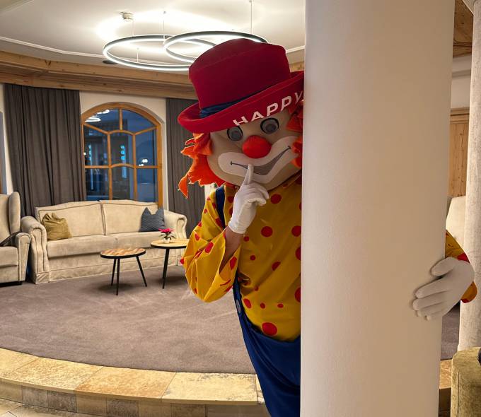 Familotel Maskottchen Happy versteckt sich