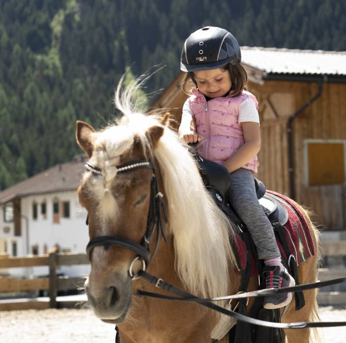 Ponyreiten im Stubaital - Kind reitet auf Pony