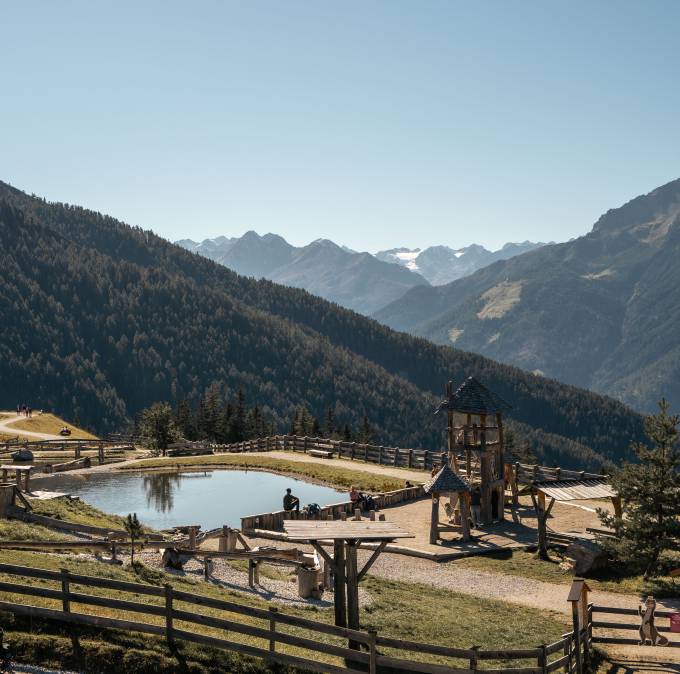 Badesee mit Spielplatz im Stubaital