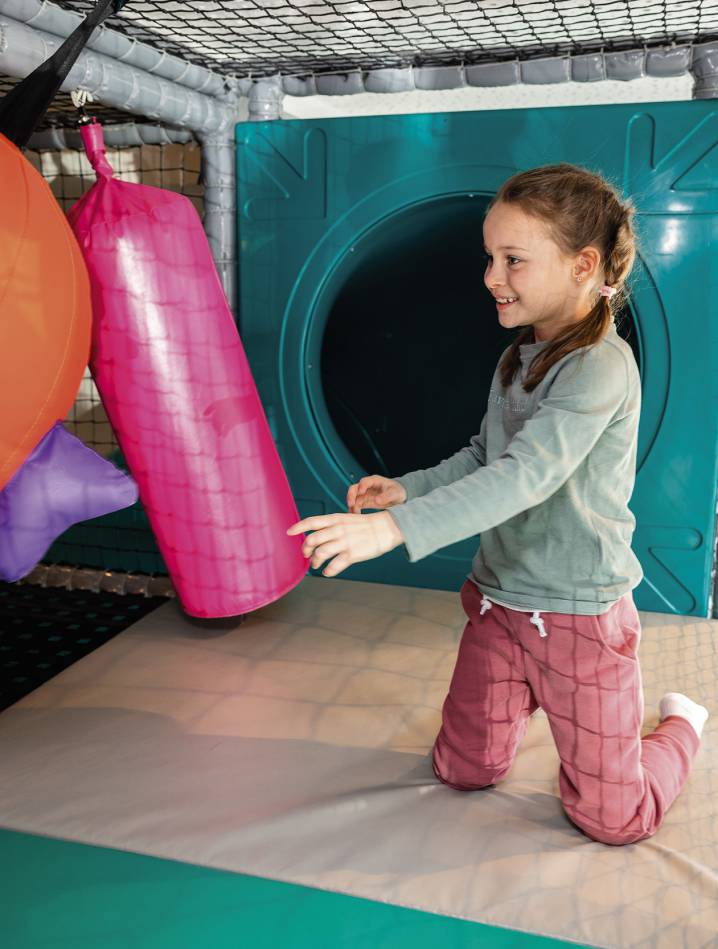 Kind spielt im Indoorspielplatz