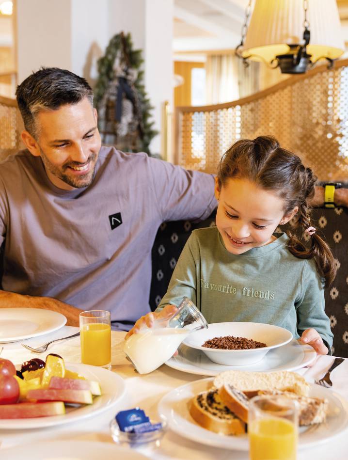 Fammilie beim Frühstück im Hotel Kindl 
