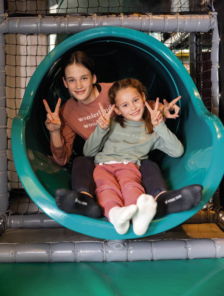 Kinder spielen im Indoor-Spielplatz Hotel Kindl