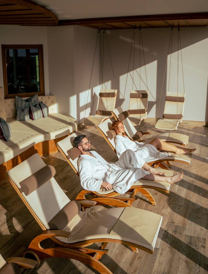 Paar im Wellness-Ruheraum