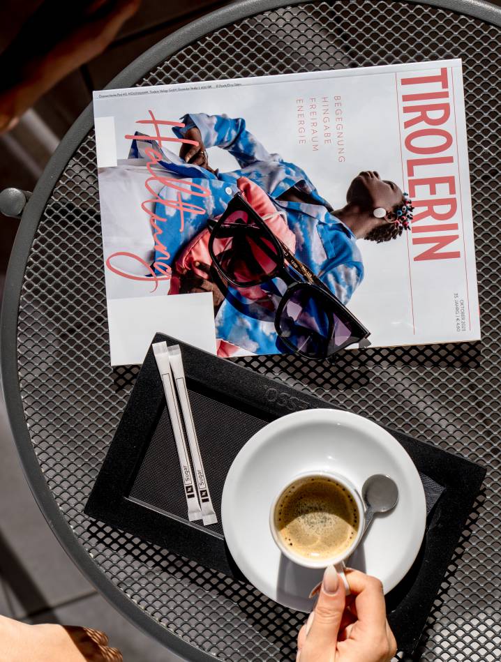 Kaffee und Magazin