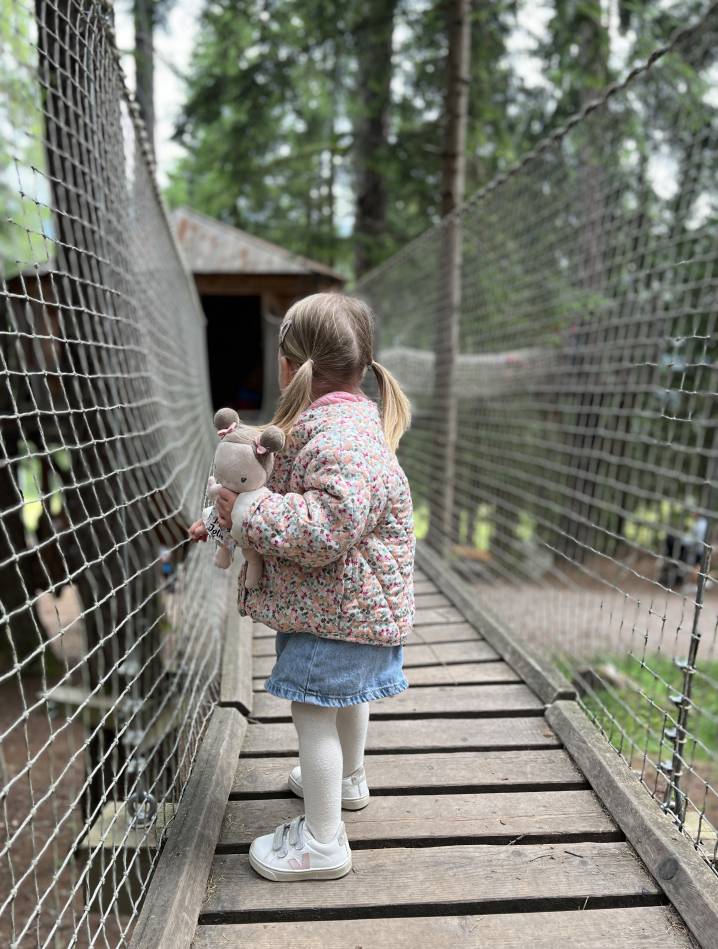 Mädchen auf Spielplatz