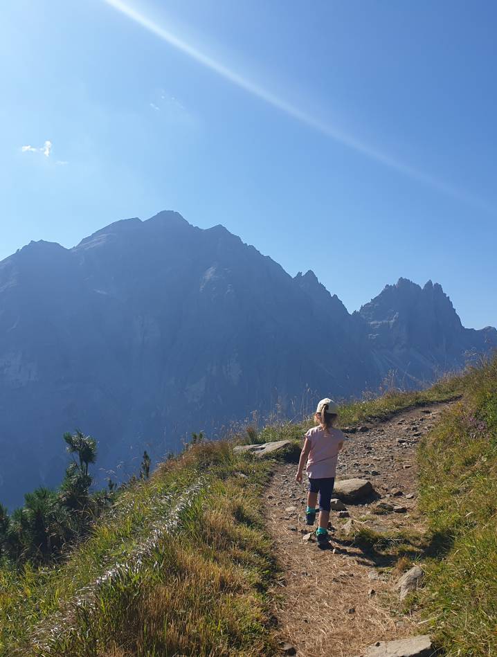 Kind wandert im Stubaital
