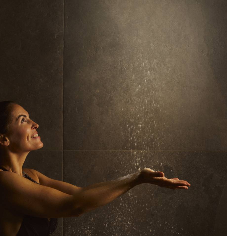 Frau in der Dusche Wellness Hotel Kindl