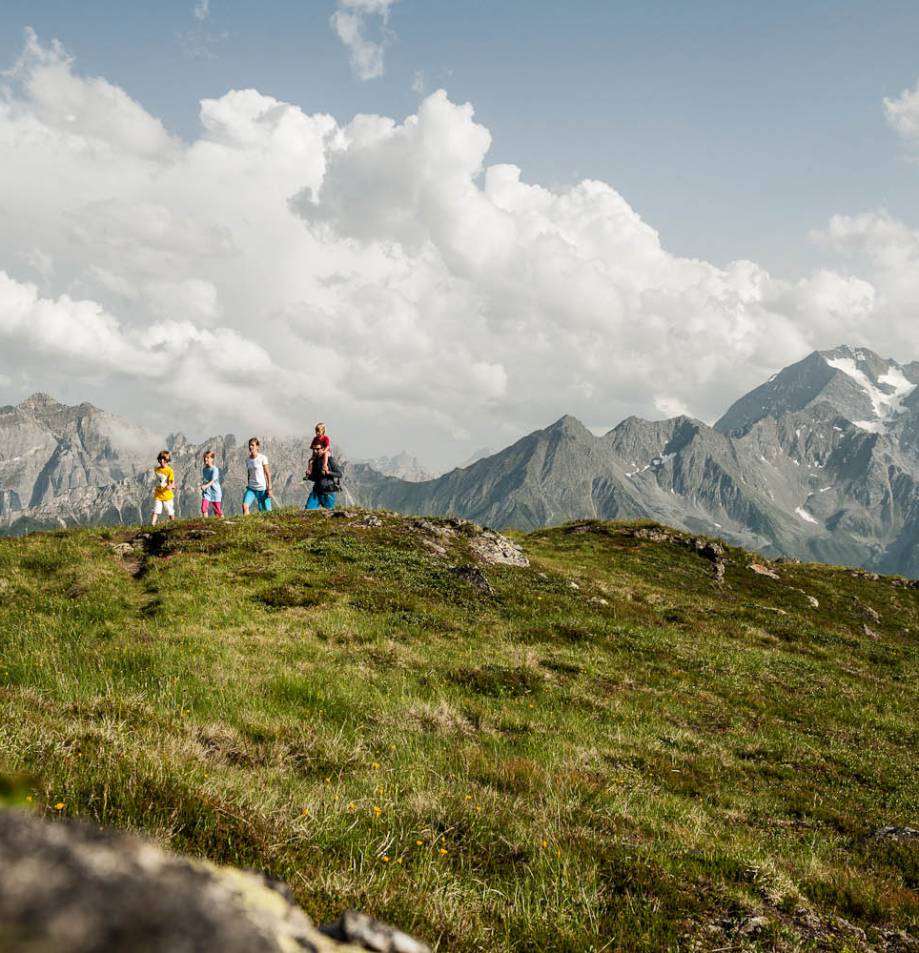 Wandern im Stubaital - Familie wandert entlang der Bergkette