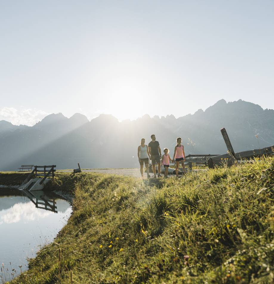 Familie beim Wandern im Stubaitail