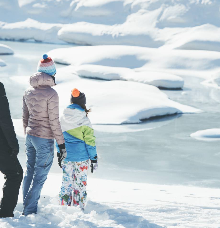 Familie im Schnee im Stubaital