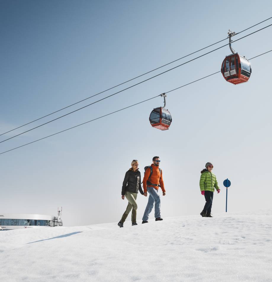 Winterweandern auf dem Berg mit Gondel