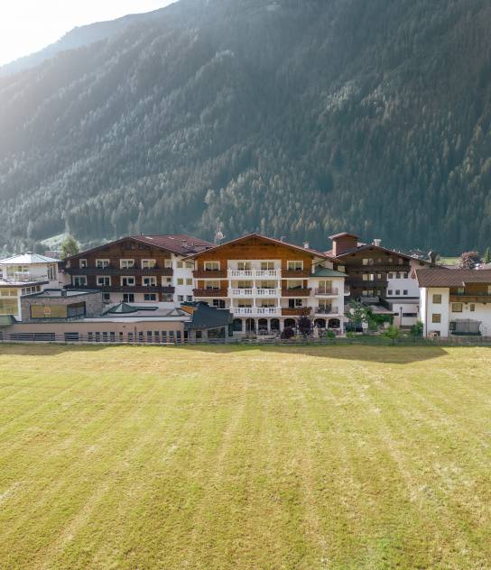 Außenansicht des Hotels im alpinen Stil