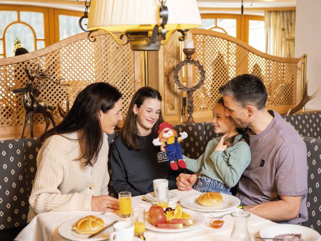 Familie beim Frühstück im Hotel Kindl