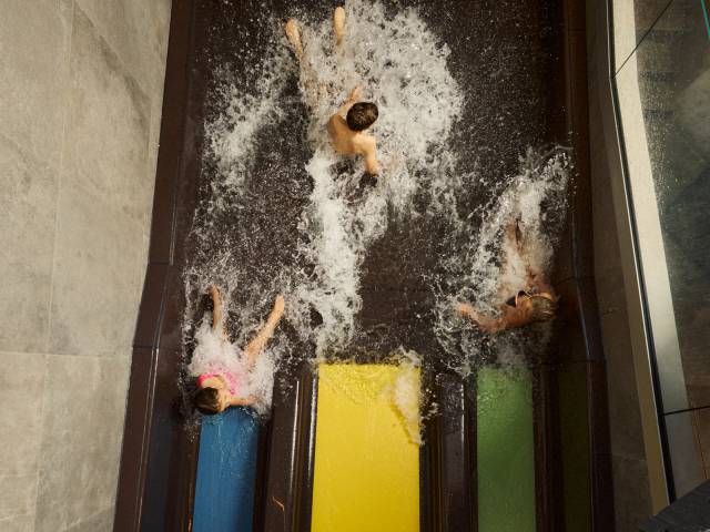 Familienspaß im Kinderhotel Kindl - Wasserrutschen von oben