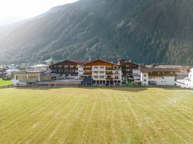 Außenansicht des Hotels im alpinen Stil
