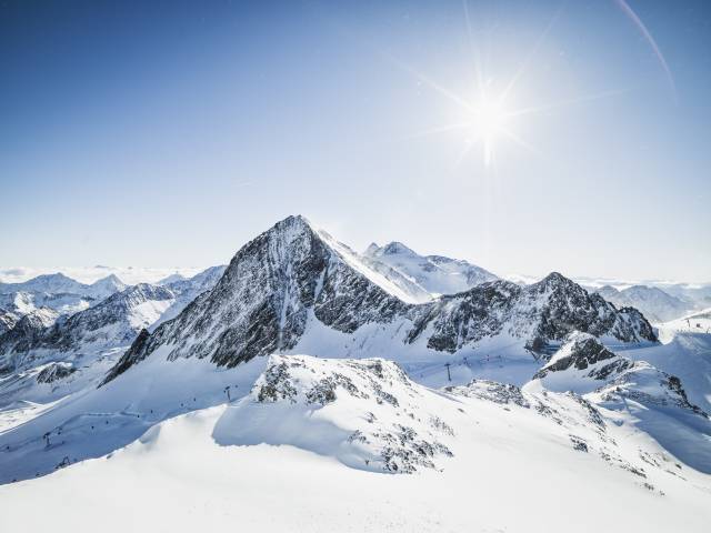Winterlandschaft im Stubaital mit verschneiten Bergen