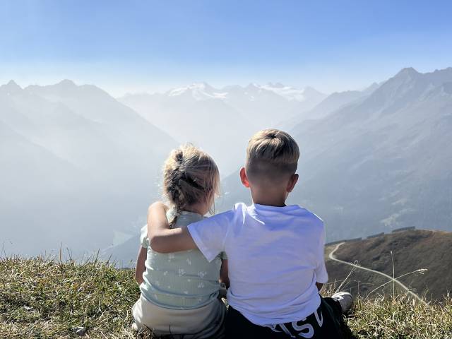 Kinder genießen Aussicht auf die Berge