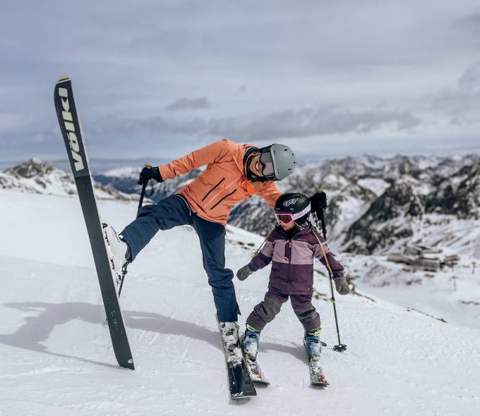 Vater und Kind fahren Ski