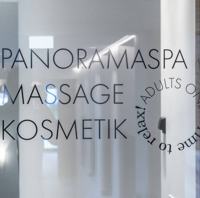 Glastür mit Label "Panoramaspa, Massage, Kosmetik"
