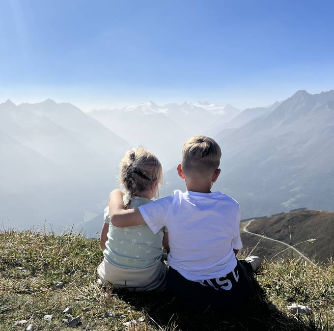 Kinder genießen Aussicht auf die Berge