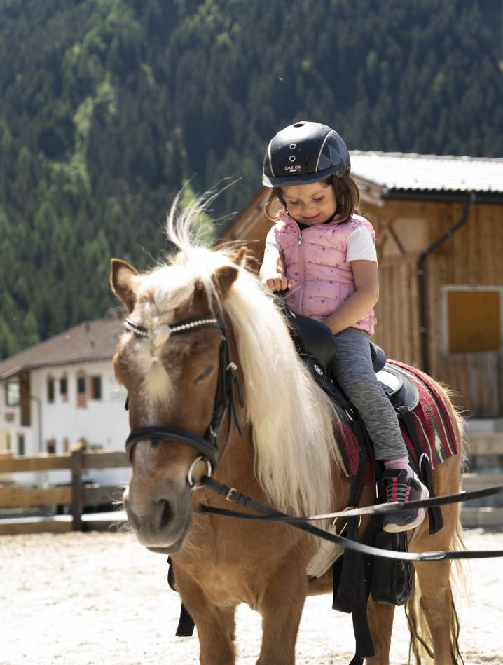 Ponyreiten im Stubaital - Kind reitet auf Pony