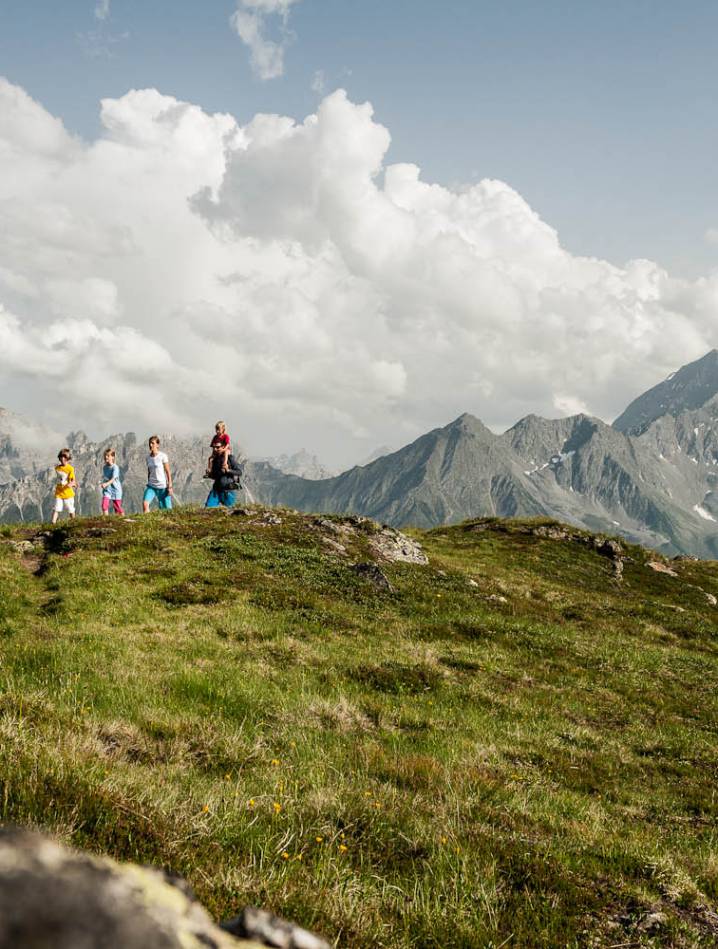 Wandern im Stubaital - Familie wandert entlang der Bergkette