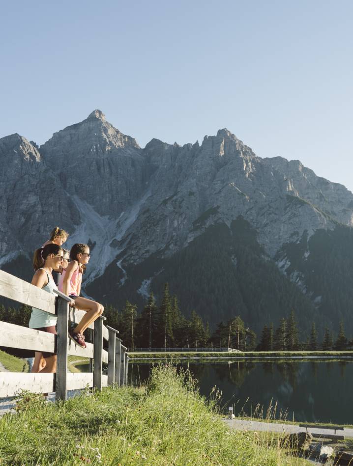 Urlaub in Tirol - Berglandschaft mit See