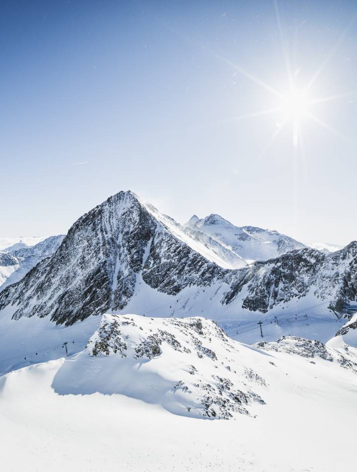 Winterlandschaft im Stubaital mit verschneiten Bergen